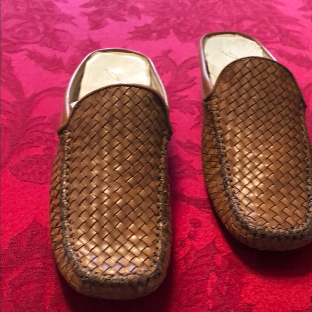 Woven woman’s slip on Italian shoe Good condition